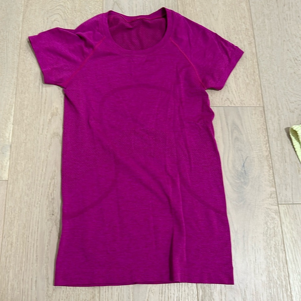Lululemon Size 4 Full Length Swiftly Tech Short Sleeve Magenta Purple